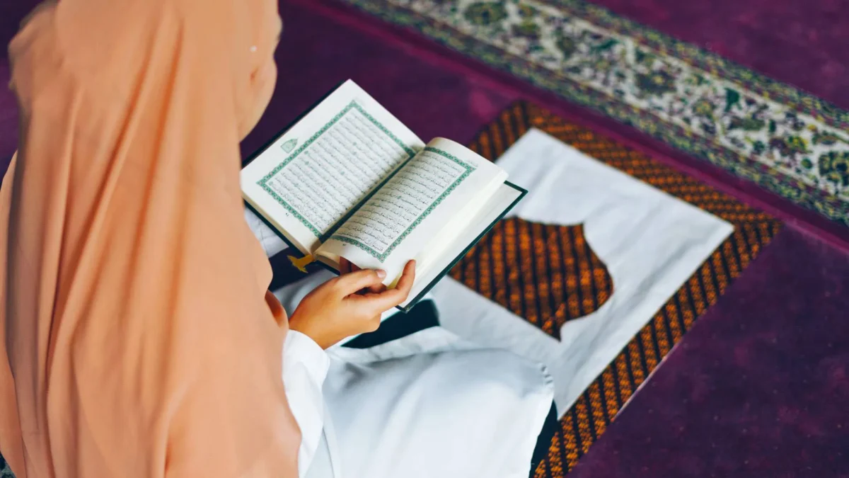 seseorang sedang membaca al-qur'an ( Poto : ist ).