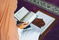 seseorang sedang membaca al-qur'an ( Poto : ist ).
