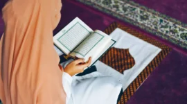 seseorang sedang membaca al-qur'an ( Poto : ist ).