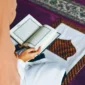 seseorang sedang membaca al-qur'an ( Poto : ist ).