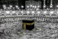 Jemaah Haji melakukan tawaf dengan mengelilingi Ka'bah sebanayak tujuh kali dengan mengikuti arah jarum jam ( Poto: muidigital ) .