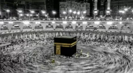 Jemaah Haji melakukan tawaf dengan mengelilingi Ka'bah sebanayak tujuh kali dengan mengikuti arah jarum jam ( Poto: muidigital ) .