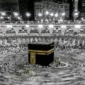 Jemaah Haji melakukan tawaf dengan mengelilingi Ka'bah sebanayak tujuh kali dengan mengikuti arah jarum jam ( Poto: muidigital ) .