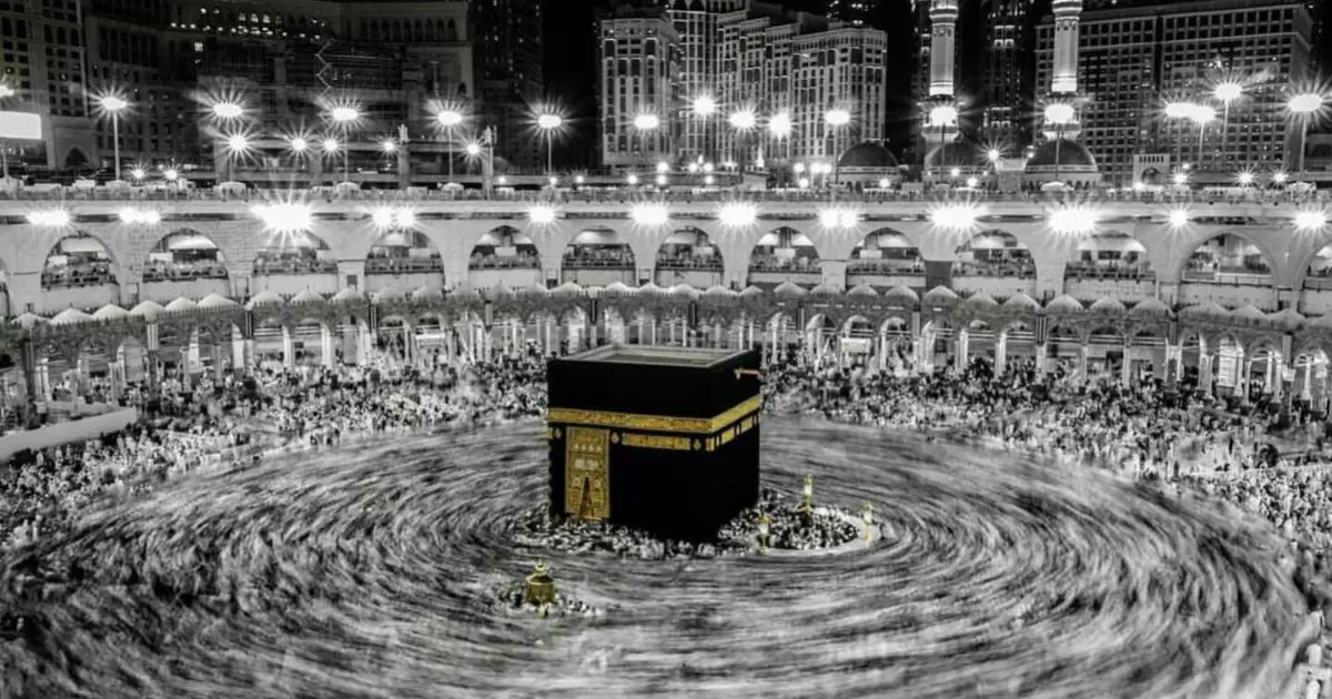 Jemaah Haji melakukan tawaf dengan mengelilingi Ka'bah sebanayak tujuh kali dengan mengikuti arah jarum jam ( Poto: muidigital ) .