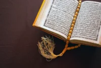 Tafsir QS Al-Buruj membahas kekuasaan Allah, ujian keimanan, kisah Ashabul Ukhdud, serta kepastian hari kiamat dengan penjelasan yang jelas dan mudah dipahami.( Poto : dok.Ayoindonesia ).