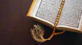 Tafsir QS Al-Buruj membahas kekuasaan Allah, ujian keimanan, kisah Ashabul Ukhdud, serta kepastian hari kiamat dengan penjelasan yang jelas dan mudah dipahami.( Poto : dok.Ayoindonesia ).