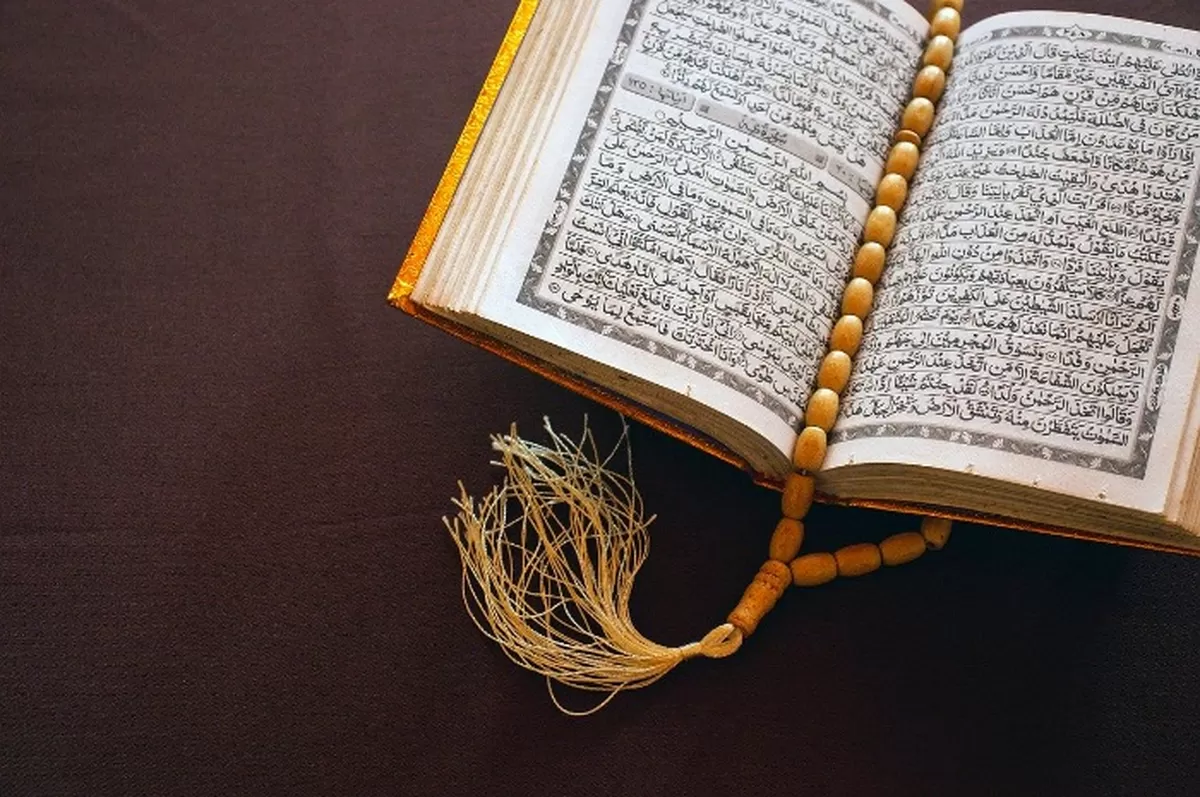 Tafsir QS Al-Buruj membahas kekuasaan Allah, ujian keimanan, kisah Ashabul Ukhdud, serta kepastian hari kiamat dengan penjelasan yang jelas dan mudah dipahami.( Poto : dok.Ayoindonesia ).