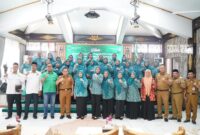 Ketua TP-PKK Provinsi Jambi Hj. Hesnidar Haris, SE, bersama Sekda Batang Hari, Ketua TP-PKK Kabupaten Batang Hari, jajaran pemerintah daerah( poto : Diskominfo prov. Jambi )