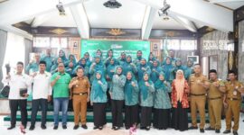 Ketua TP-PKK Provinsi Jambi Hj. Hesnidar Haris, SE, bersama Sekda Batang Hari, Ketua TP-PKK Kabupaten Batang Hari, jajaran pemerintah daerah( poto : Diskominfo prov. Jambi )