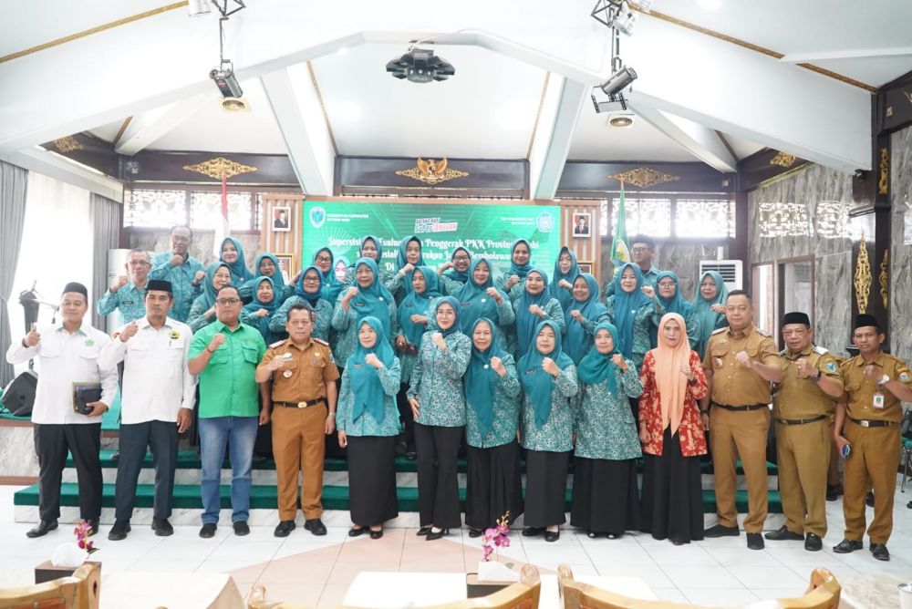 Ketua TP-PKK Provinsi Jambi Hj. Hesnidar Haris, SE, bersama Sekda Batang Hari, Ketua TP-PKK Kabupaten Batang Hari, jajaran pemerintah daerah( poto : Diskominfo prov. Jambi )