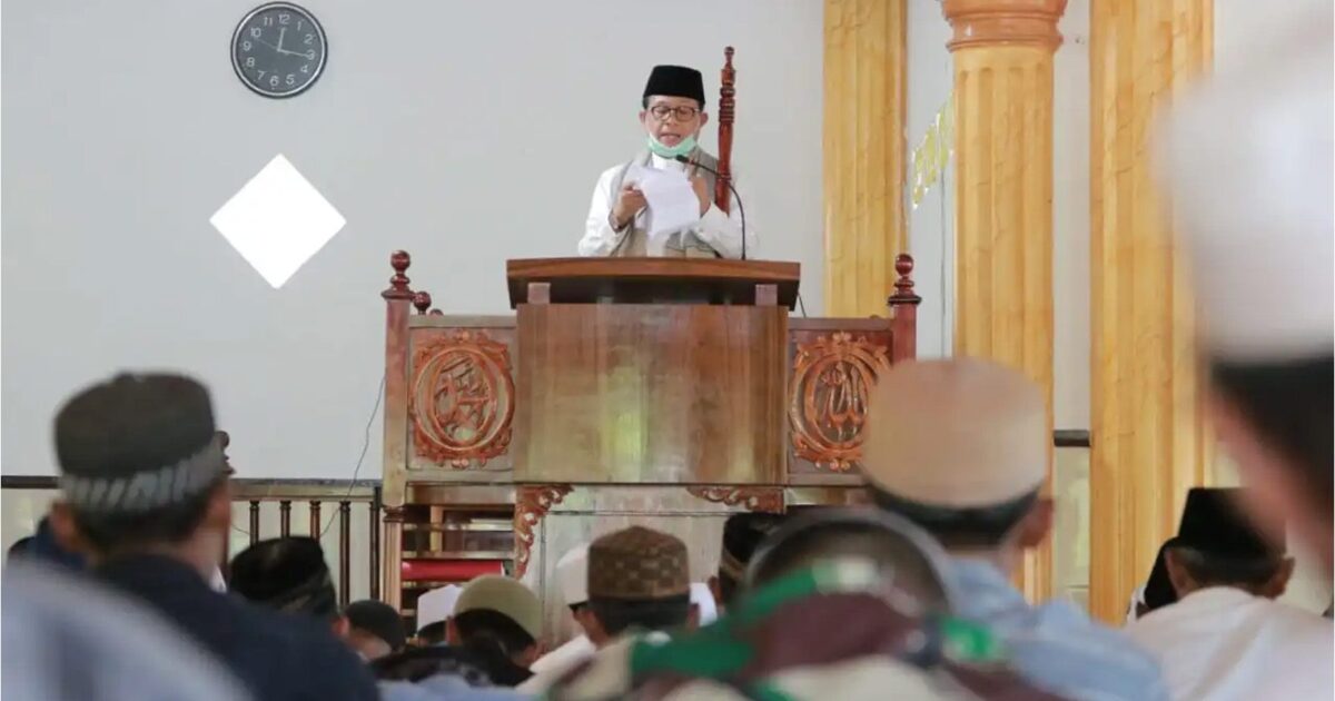 Jamaah mendengarkan khutbah Jumat tentang kesehatan mental dan bijak menggunakan media sosial di era digital.( Poto : Magelang   Ekspres ).