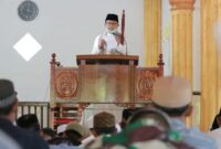 Jamaah mendengarkan khutbah Jumat tentang kesehatan mental dan bijak menggunakan media sosial di era digital.( Poto : Magelang   Ekspres ).