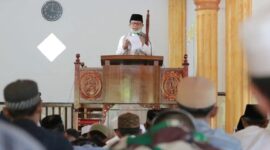 Jamaah mendengarkan khutbah Jumat tentang kesehatan mental dan bijak menggunakan media sosial di era digital.( Poto : Magelang   Ekspres ).