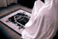 Seorang prempuan sedang berdo'a setelah sholat. ( Poto : LBM MUDI mesra ).