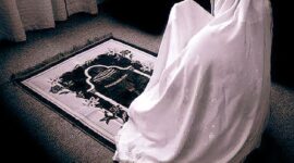 Seorang prempuan sedang berdo'a setelah sholat. ( Poto : LBM MUDI mesra ).