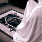 Seorang prempuan sedang berdo'a setelah sholat. ( Poto : LBM MUDI mesra ).