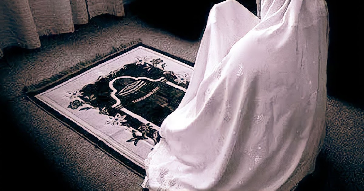 Seorang prempuan sedang berdo'a setelah sholat. ( Poto : LBM MUDI mesra ).