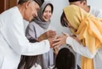 Ilustrasi menantu bersalaman dengan mertua ( Poto : ist).