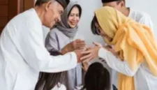 Ilustrasi menantu bersalaman dengan mertua ( Poto : ist).