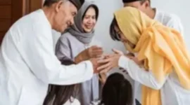 Ilustrasi menantu bersalaman dengan mertua ( Poto : ist).