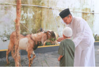 Seorang Muslim bersiap untuk melaksanakan ibadah kurban ( Poto : Bank Mega Syariah ).