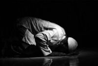 Seorang Muslim sedang bersujud dalam sholat.( Poto : Radio Mutiara Qur'an ).