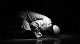 Seorang Muslim sedang bersujud dalam sholat.( Poto : Radio Mutiara Qur'an ).