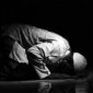 Seorang Muslim sedang bersujud dalam sholat.( Poto : Radio Mutiara Qur'an ).