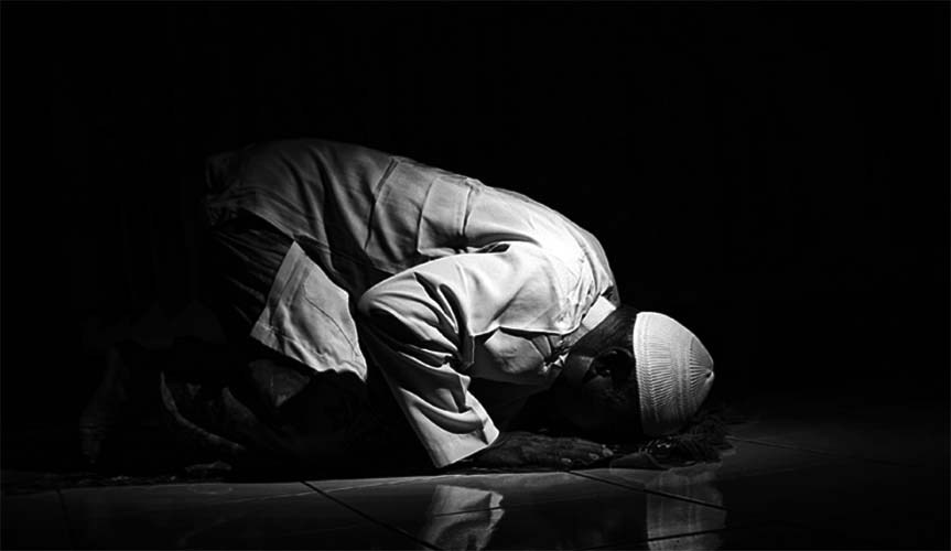 Seorang Muslim sedang bersujud dalam sholat.( Poto : Radio Mutiara Qur'an ).