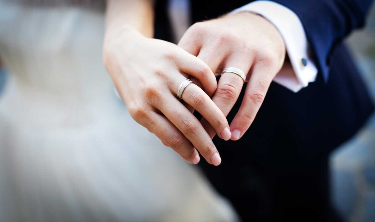 ilustrasi sepasang pengantin yang sedang melakukan ijab-qobul bertukar cincin pernikahan ( Poto : Astra Life ).