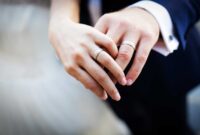 ilustrasi sepasang pengantin yang sedang melakukan ijab-qobul bertukar cincin pernikahan ( Poto : Astra Life ).
