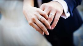 ilustrasi sepasang pengantin yang sedang melakukan ijab-qobul bertukar cincin pernikahan ( Poto : Astra Life ).