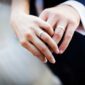 ilustrasi sepasang pengantin yang sedang melakukan ijab-qobul bertukar cincin pernikahan ( Poto : Astra Life ).