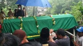 Jenazah ketika di bawa menuju kuburan( Poto : Radar Mukomuko ) 