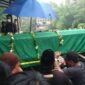 Jenazah ketika di bawa menuju kuburan( Poto : Radar Mukomuko ) 