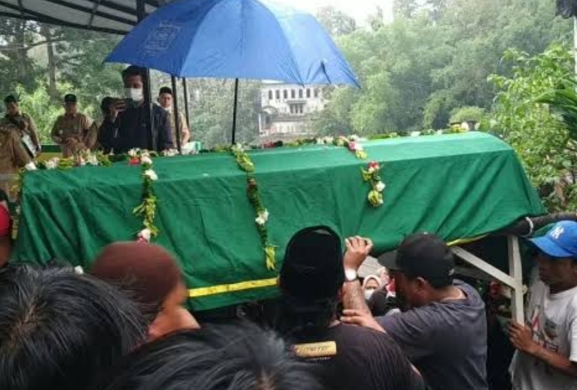 Jenazah ketika di bawa menuju kuburan( Poto : Radar Mukomuko ) 