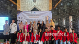 Santri mengikuti pelatihan kemandirian ekonomi pesantren santri di Pondok Pesantren Madinah Al Hijrah( Poto : REPUBLIKA )