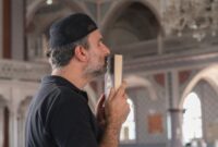 Hukum cium mushaf Quran menjadi pembahasan para ulama empat mazhab. Simak penjelasan lengkap tentang dalil, atsar sahabat, qiyas, dan adab menghormati al-Qur’an.( Poto : istimewa ).