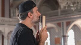 Hukum cium mushaf Quran menjadi pembahasan para ulama empat mazhab. Simak penjelasan lengkap tentang dalil, atsar sahabat, qiyas, dan adab menghormati al-Qur’an.( Poto : istimewa ).