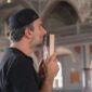 Hukum cium mushaf Quran menjadi pembahasan para ulama empat mazhab. Simak penjelasan lengkap tentang dalil, atsar sahabat, qiyas, dan adab menghormati al-Qur’an.( Poto : istimewa ).