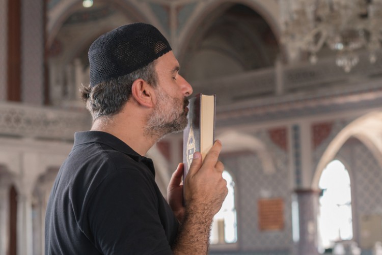 Hukum cium mushaf Quran menjadi pembahasan para ulama empat mazhab. Simak penjelasan lengkap tentang dalil, atsar sahabat, qiyas, dan adab menghormati al-Qur’an.( Poto : istimewa ).