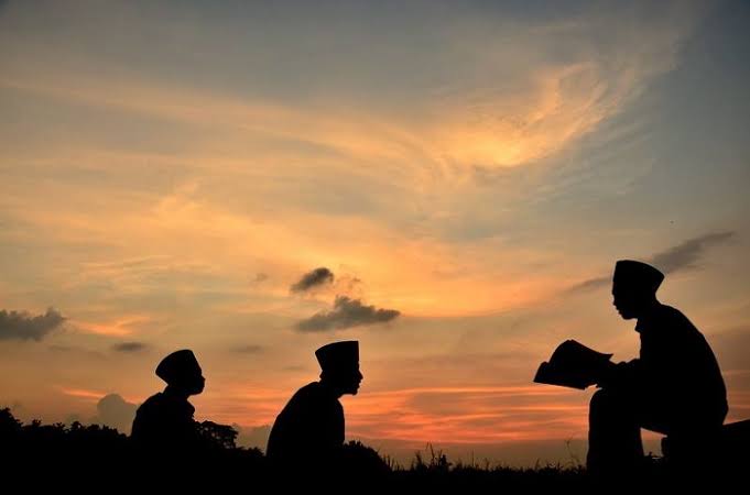 Islam mengajarkan bahwa ilmu dan takwa harus berjalan bersama.( ilustrasi poto : Tebuireng online ).