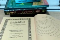 Adab Santri terhadap Guru ( Poto : nuonline) 