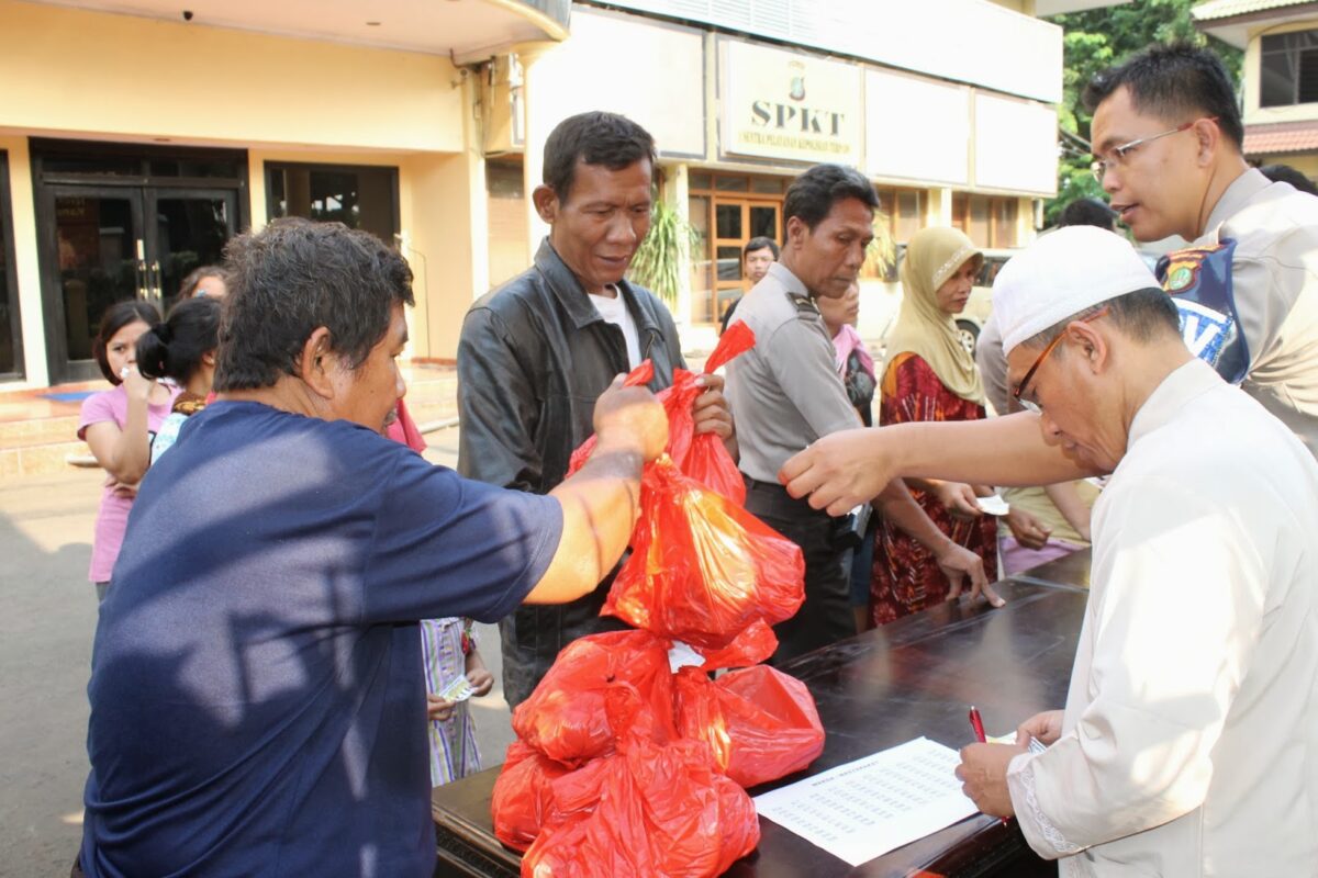Tata cara Pembagian daging Qurban menurut islam syara' ( Poto : Aqiqah Berkah ).