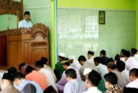 Seorang Khatib membaca sedang membaca khutbah jum'at (Poto : Aceh Online ).