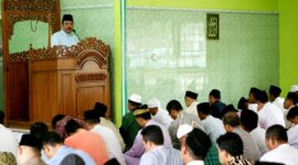 Seorang khatib sedang berkhutbah di atas mimbar( Poto : Aceh Online )