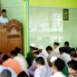 Seorang khatib sedang berkhutbah di atas mimbar( Poto : Aceh Online )