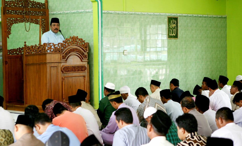 Seorang khatib sedang berkhutbah di atas mimbar( Poto : Aceh Online )