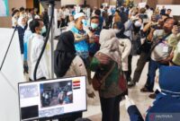 Sebanyak 378 jamaah haji kloter pertama asal Kabupaten Probolinggo tiba di Debarkasi Surabaya pada Senin malam.( Poto : ANTARA )