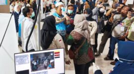 Sebanyak 378 jamaah haji kloter pertama asal Kabupaten Probolinggo tiba di Debarkasi Surabaya pada Senin malam.( Poto : ANTARA )